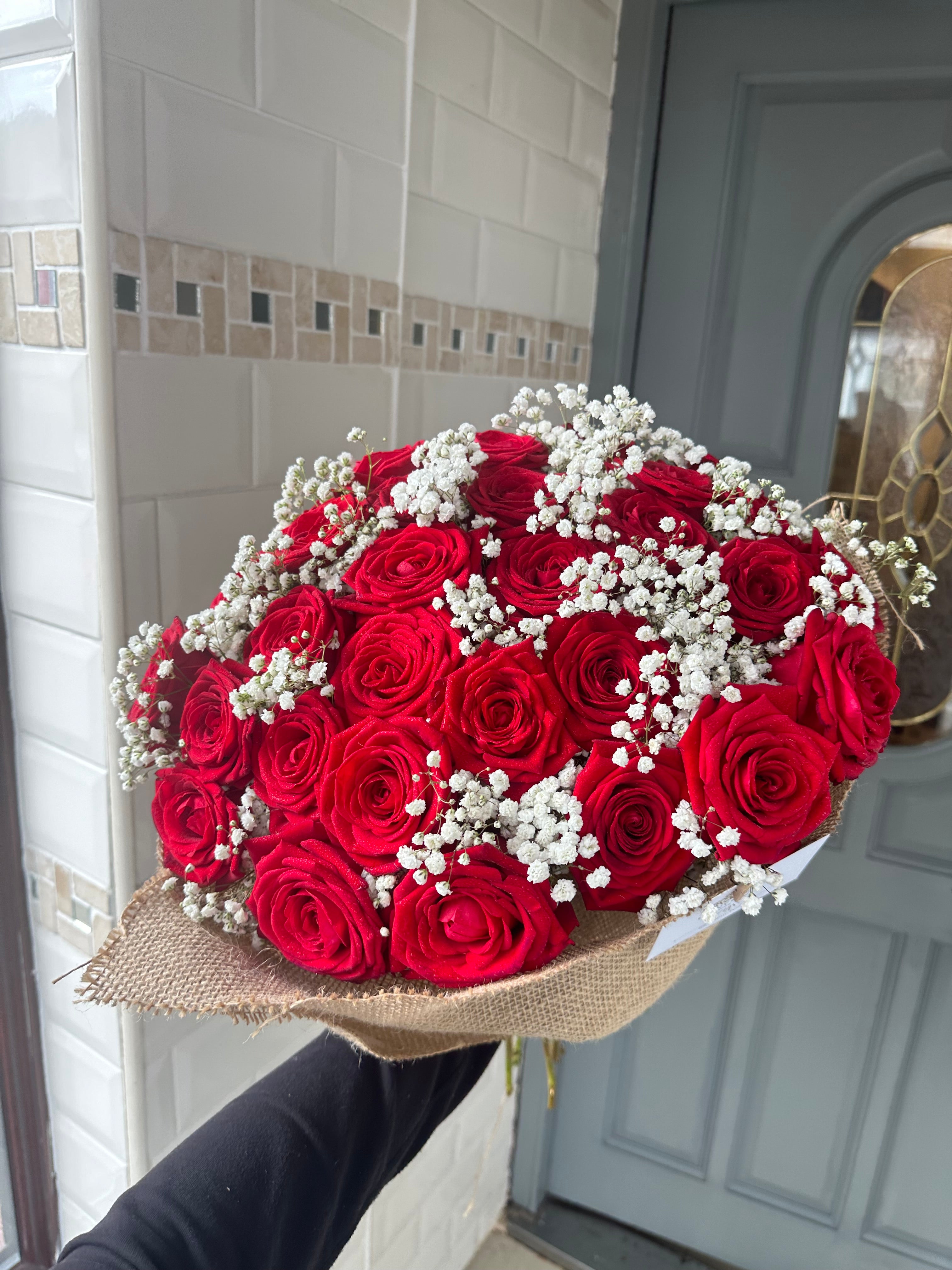 30 Naomi Red Roses With Gyp In-Between – Peony&Petals
