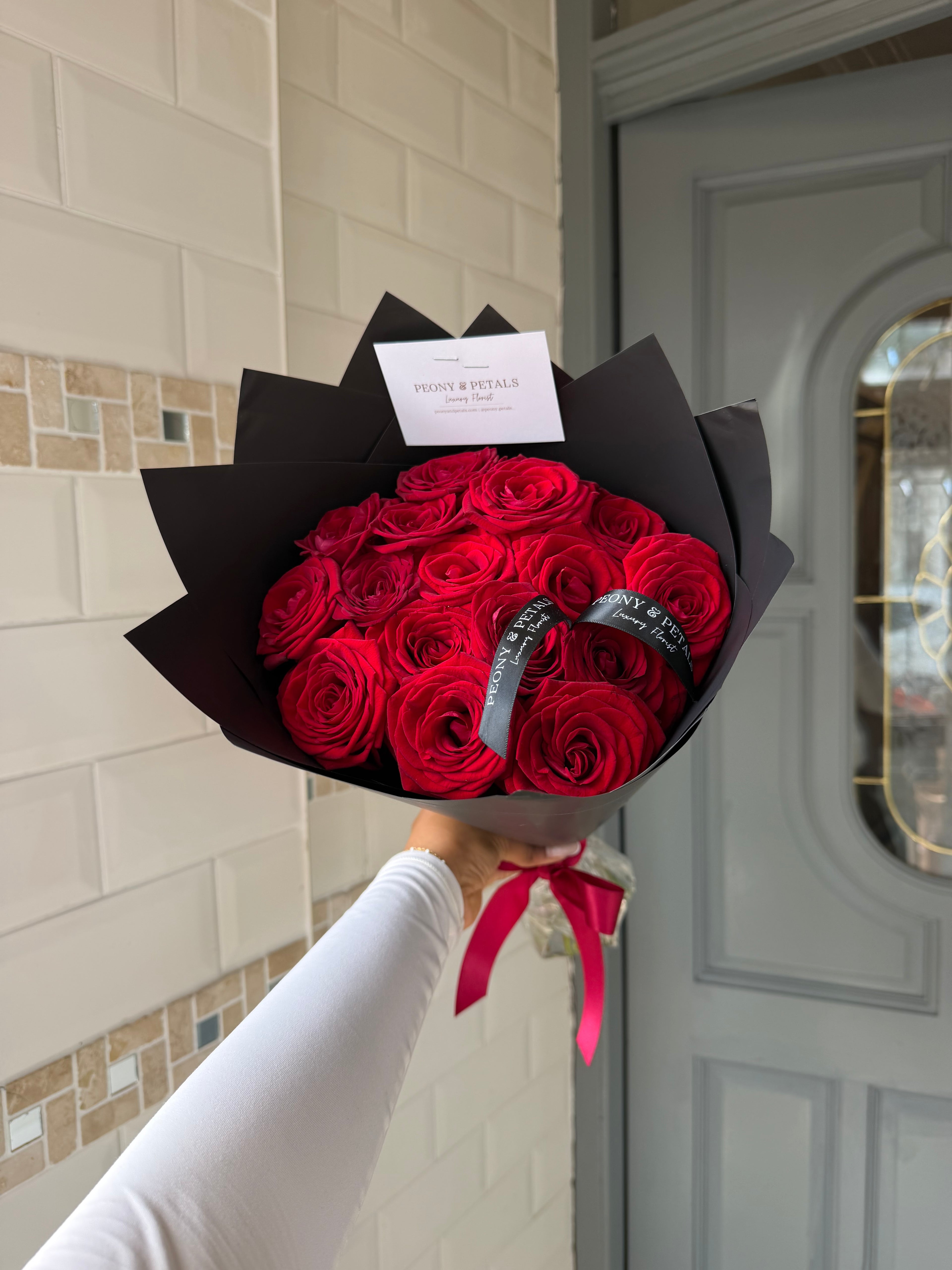 16 stems red roses