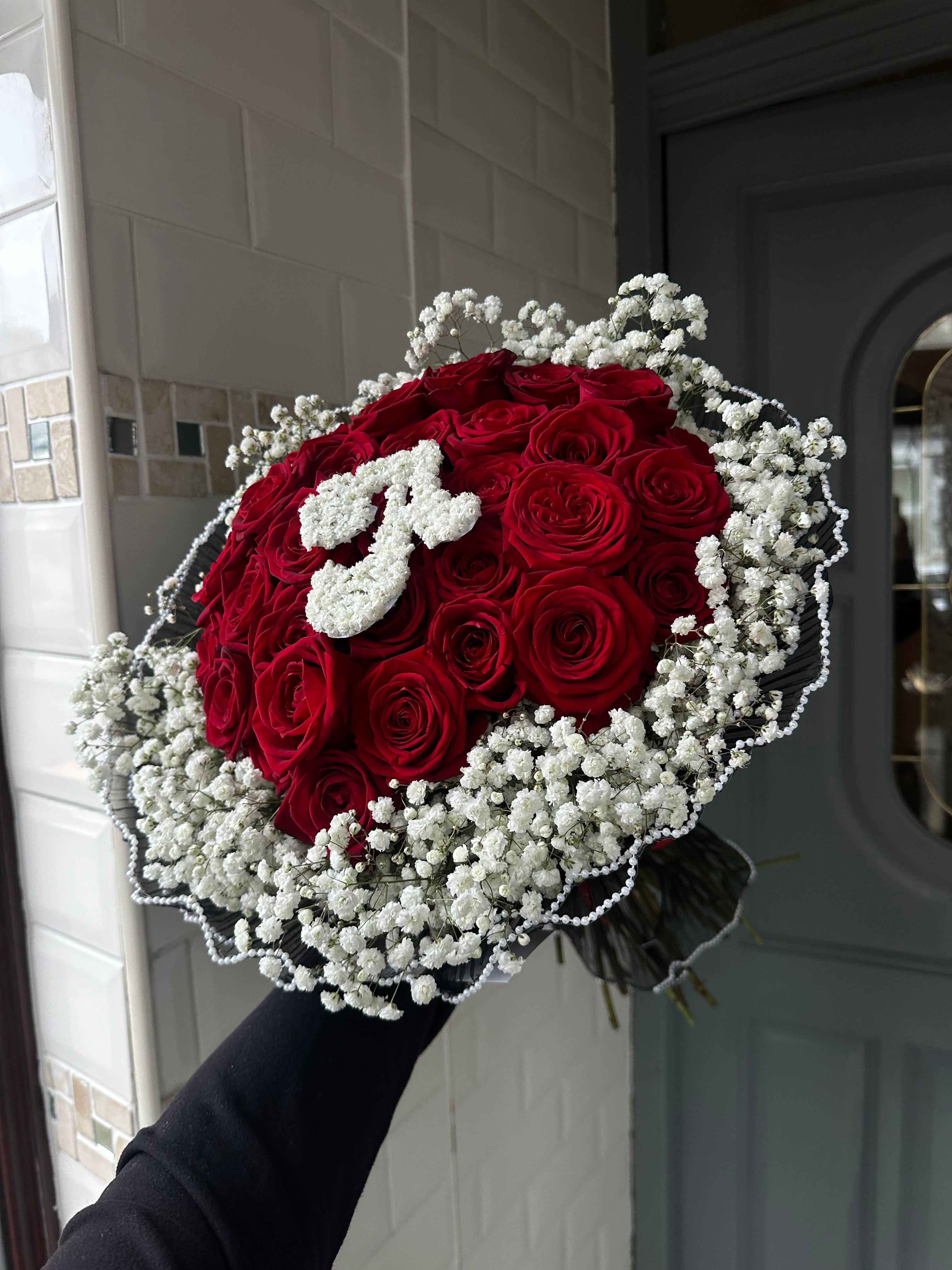 30 Naomi Red Roses With Gyp Edge