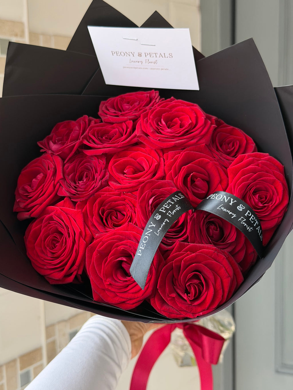 16 stems red roses