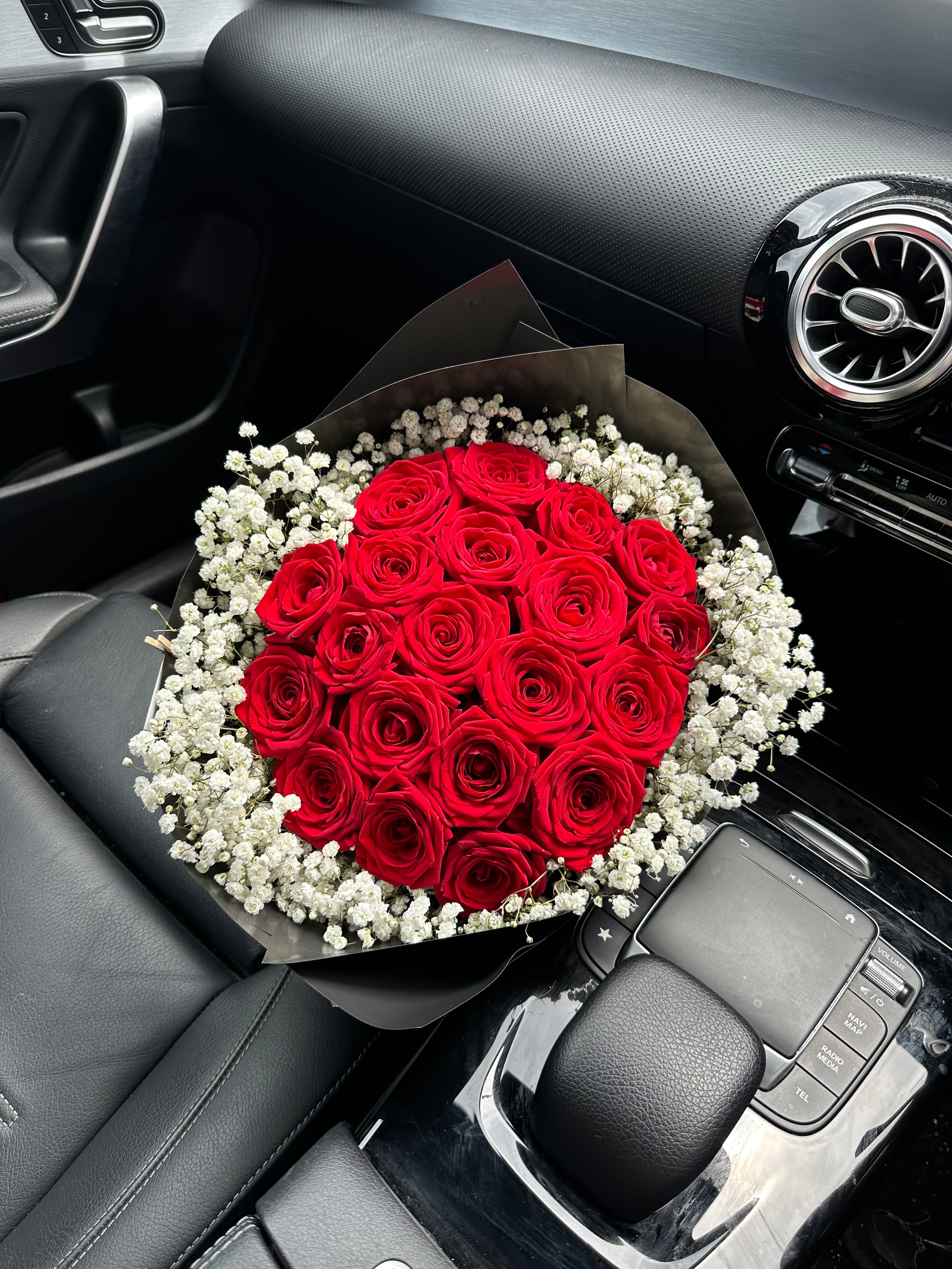 20 Naomi Red Roses with Gyp Edge