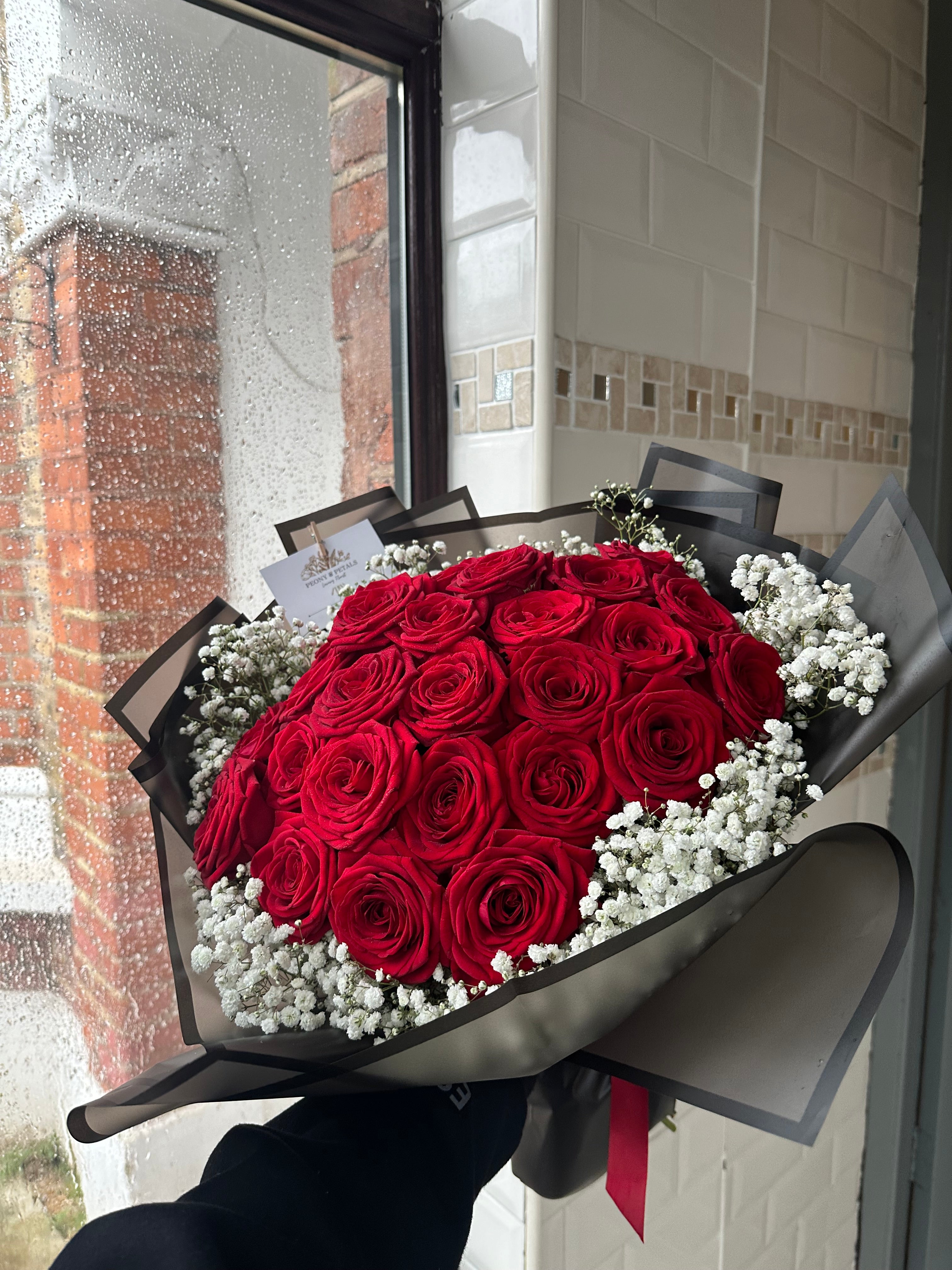 30 Naomi Red Roses With Gyp Edge