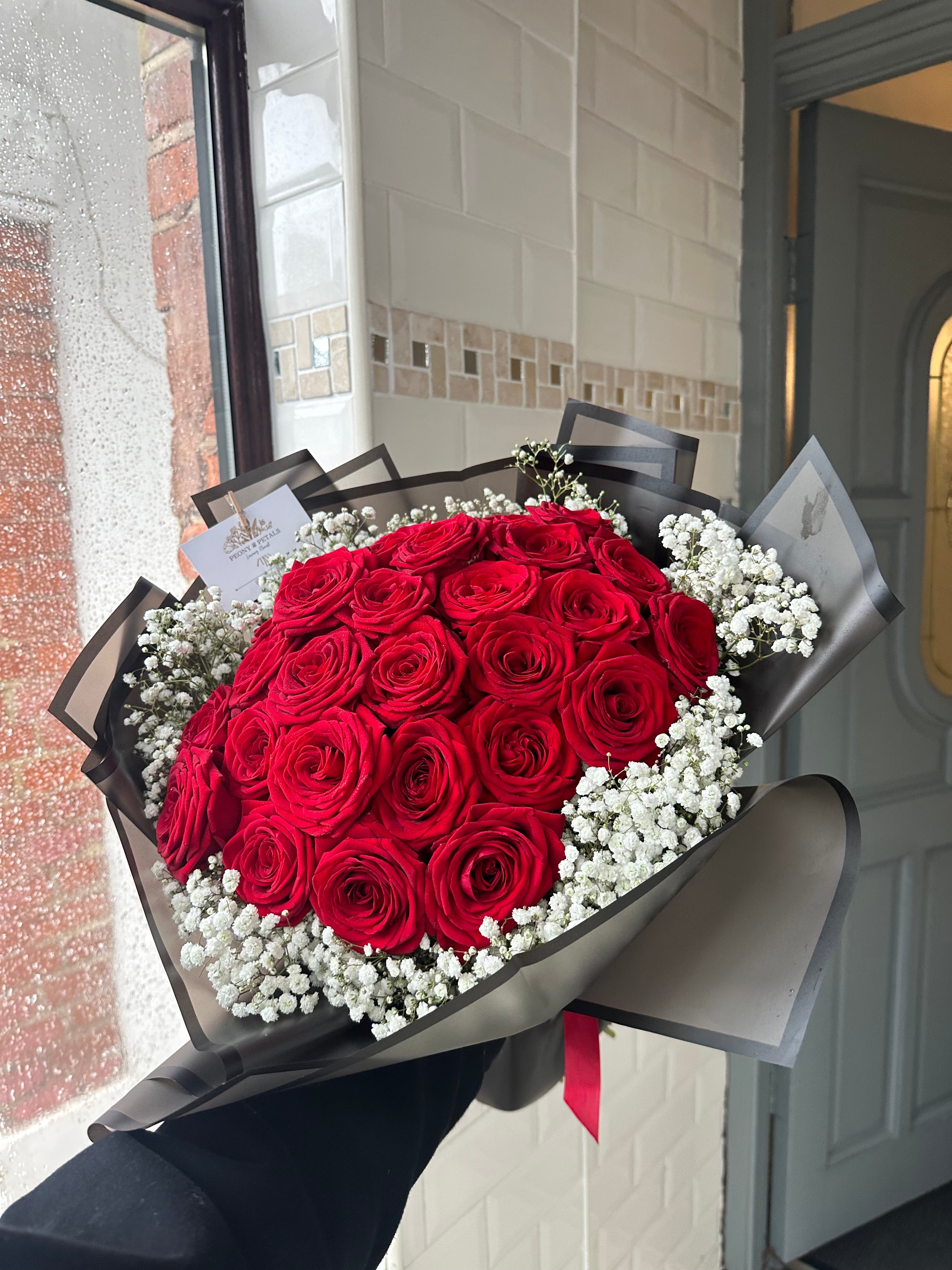 30 Naomi Red Roses With Gyp Edge