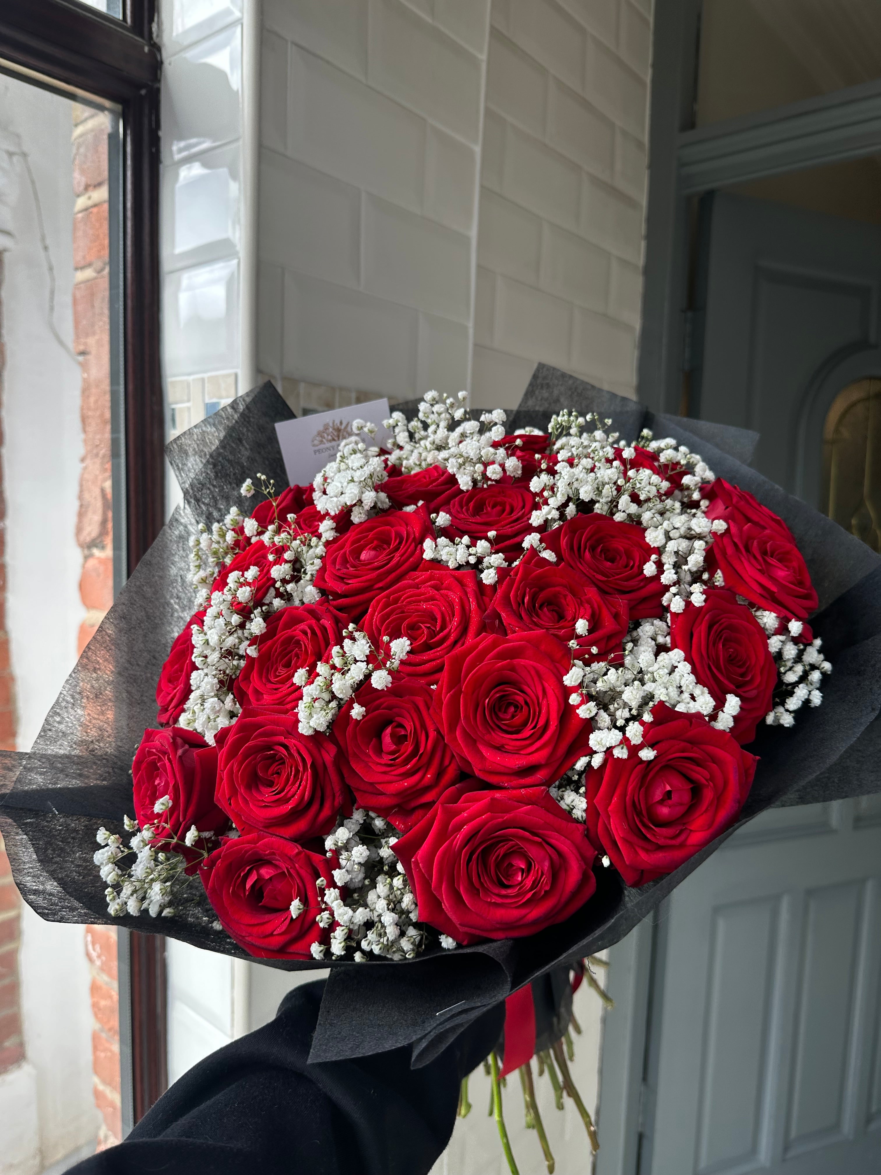 30 Naomi Red Roses With Gyp In-Between