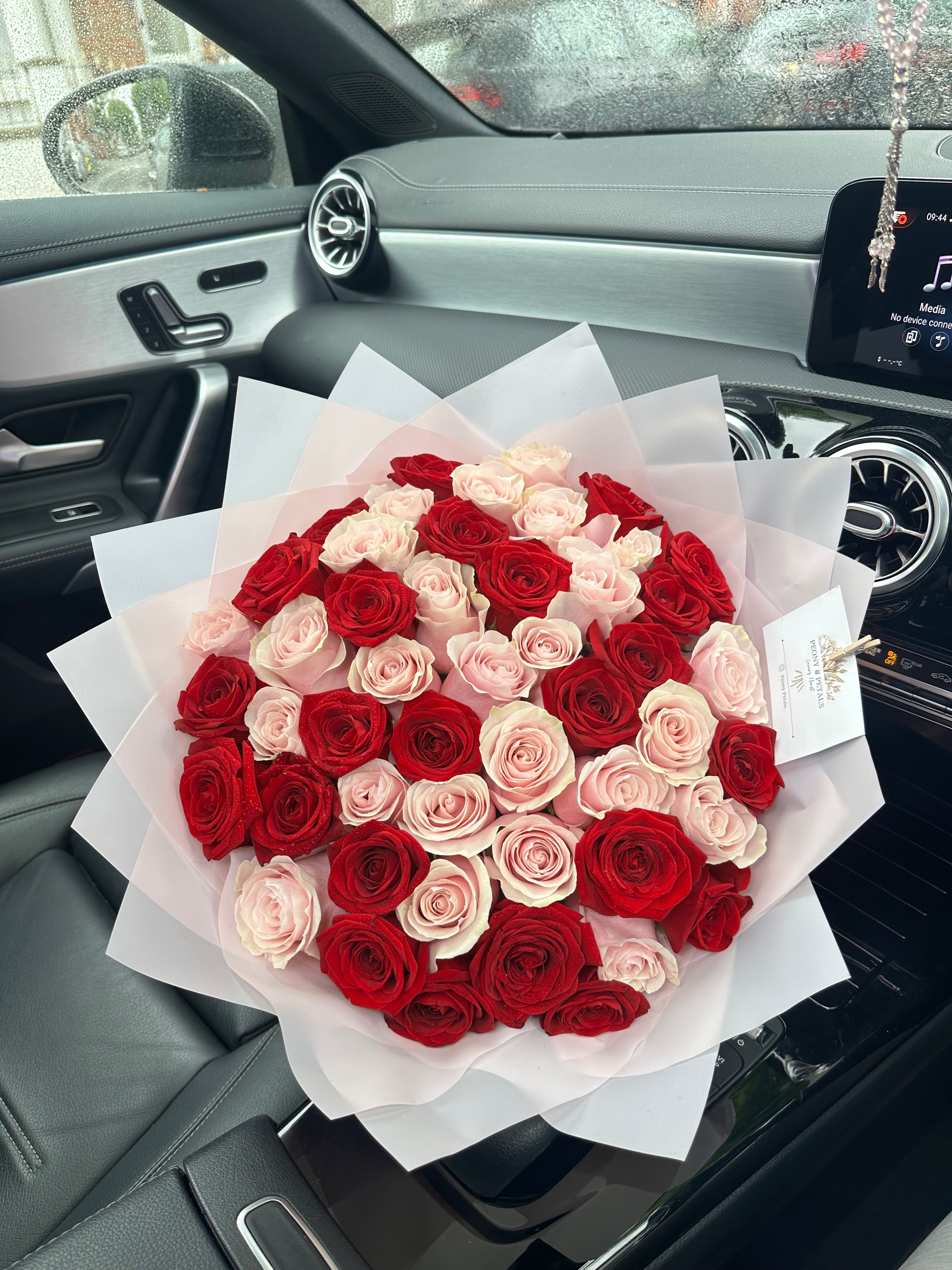 50 Mixed Naomi Red and Pink Roses |