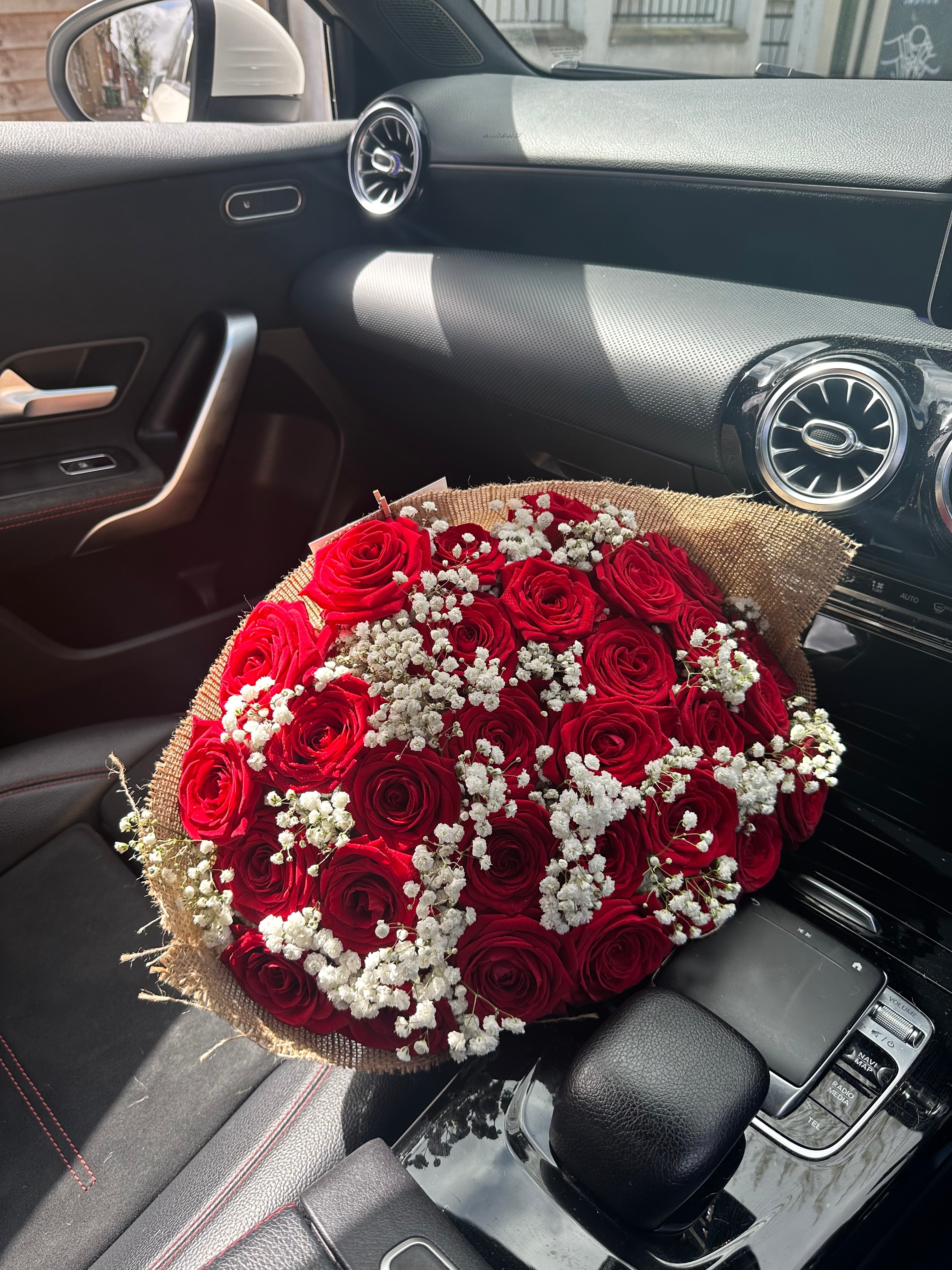 30 Naomi Red Roses With Gyp In-Between