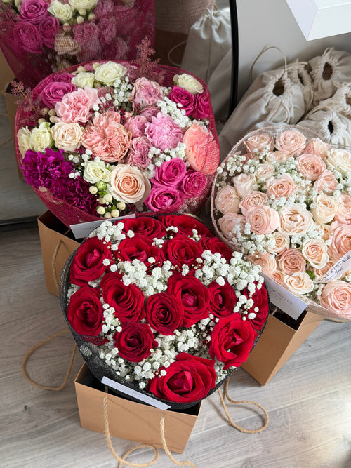 15 Naomi Red Roses With Gyp