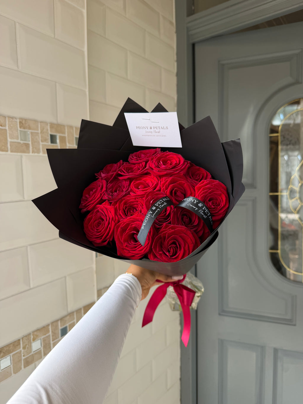 16 stems red roses
