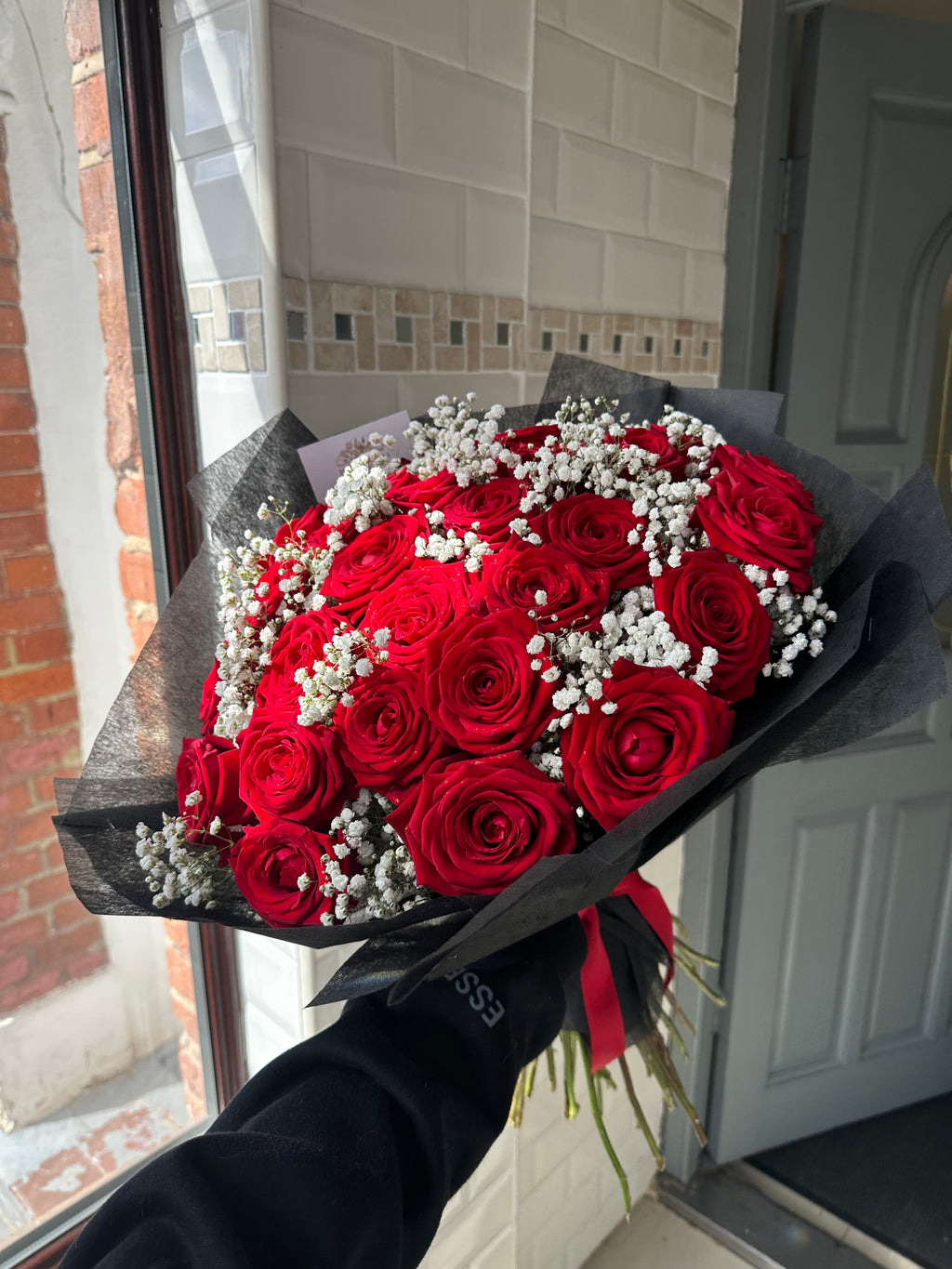 30 Naomi Red Roses With Gyp In-Between