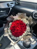 30 Naomi Red Roses With Gyp Edge