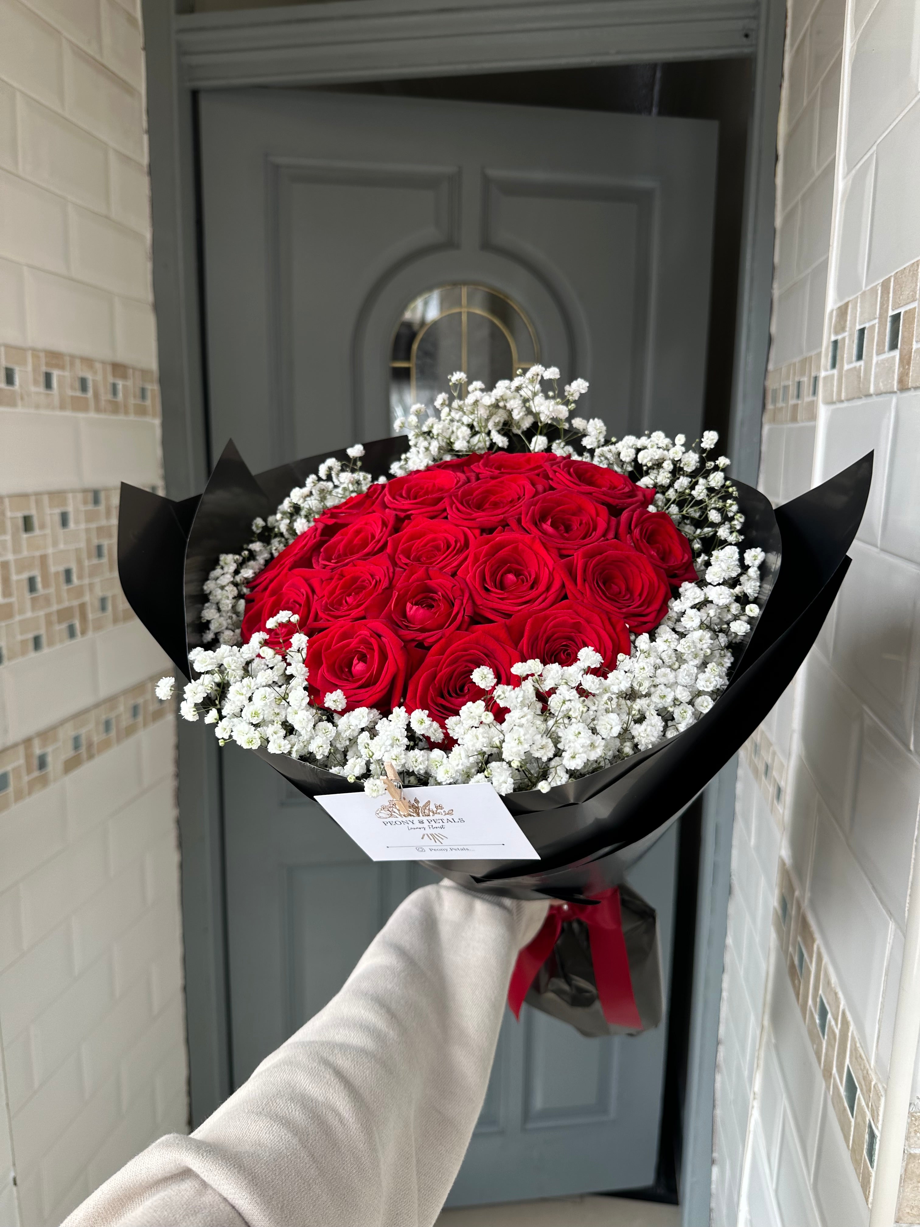 20 Naomi Red Roses with Gyp Edge